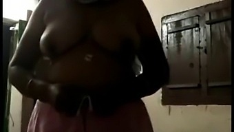 A Married Woman From Bihar Poses Nude For A Selfie
